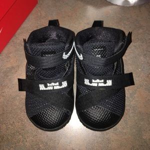 SOLD*****Lebron james sneakers 5c